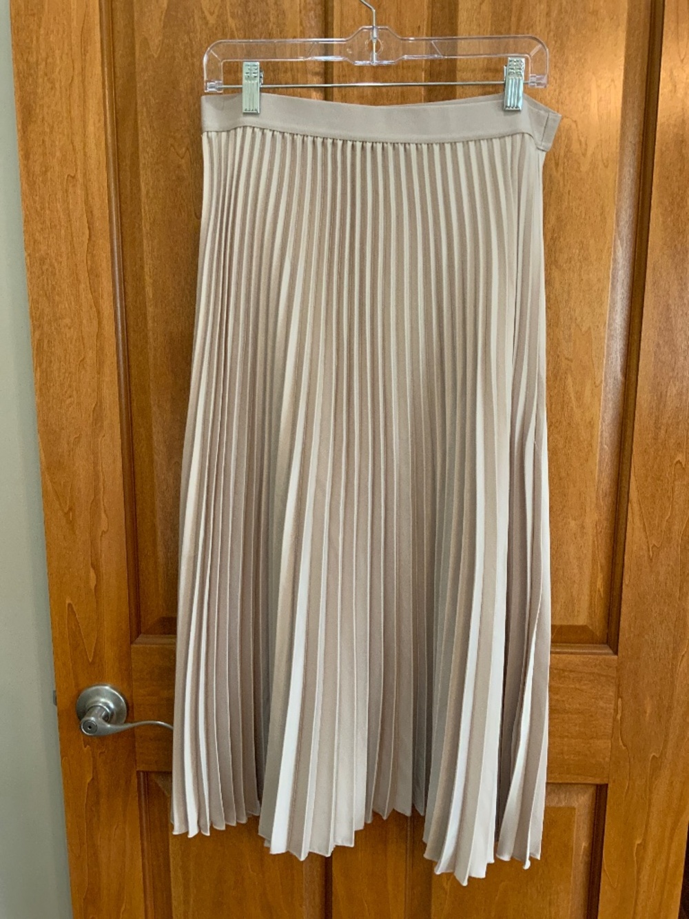 Women’s H&M pleated skirt champagne large